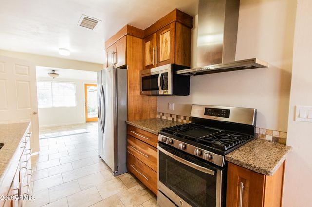 1029 W ELNA RAE Street, Tempe, AZ 85281