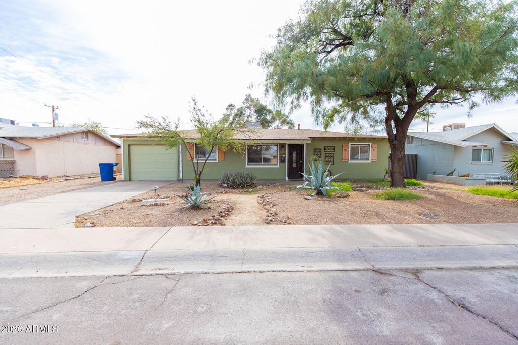 1029 W ELNA RAE Street, Tempe, AZ 85281