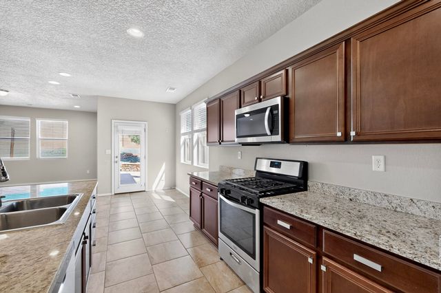 4141 Skyline Loop NE, Rio Rancho, NM 87144