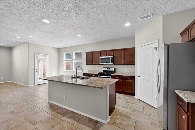 4141 Skyline Loop NE, Rio Rancho, NM 87144