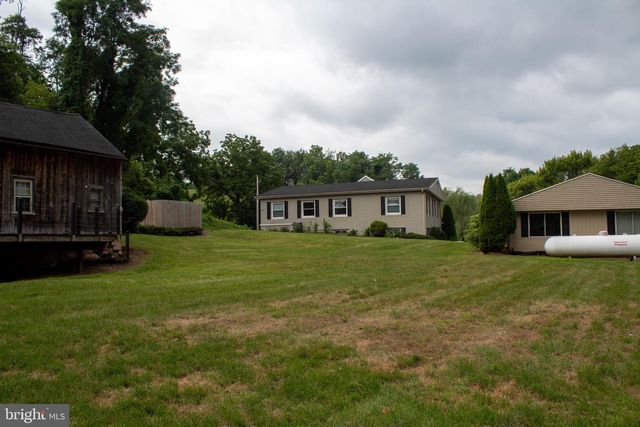 204 HERRVILLE RD, Willow Street, PA 17584
