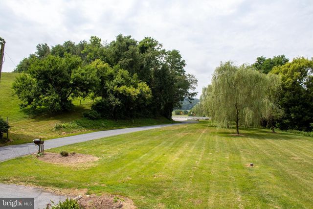 204 HERRVILLE RD, Willow Street, PA 17584