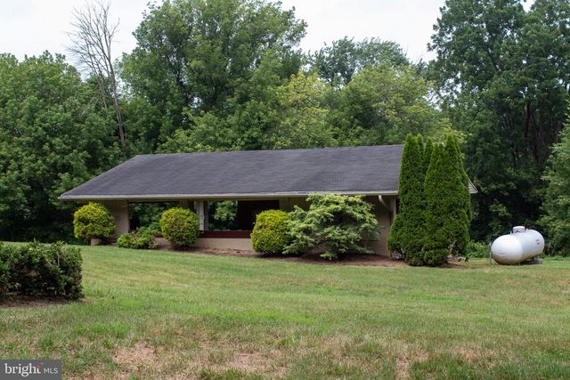 204 HERRVILLE RD, Willow Street, PA 17584