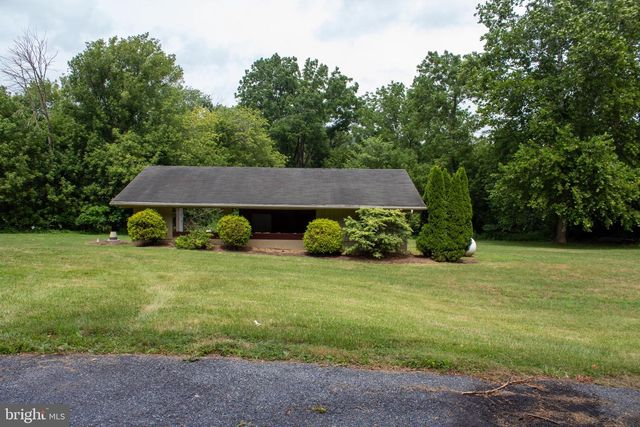 204 HERRVILLE RD, Willow Street, PA 17584