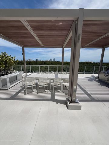 2411 Laguna Circle 2703, North Miami, FL 33181