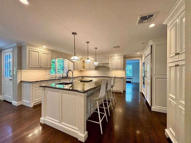 81 Hampshire Rd, Wellesley, MA 02481