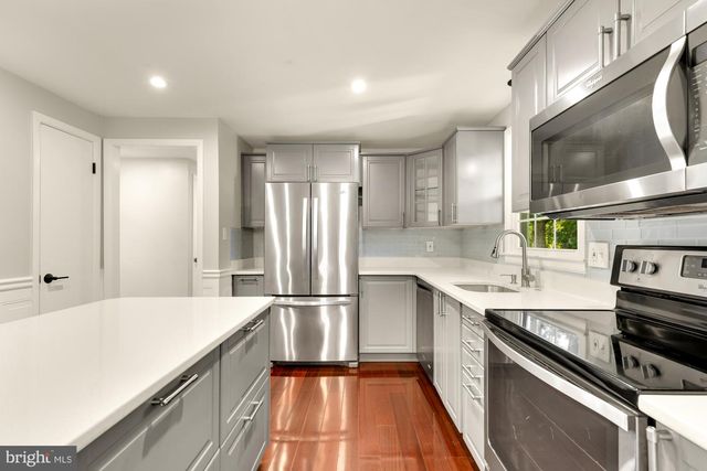 7945 FREEHOLLOW DR, Falls Church, VA 22042