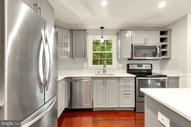 7945 FREEHOLLOW DR, Falls Church, VA 22042