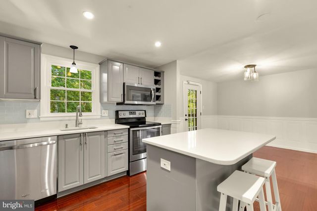 7945 FREEHOLLOW DR, Falls Church, VA 22042
