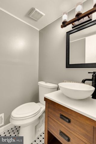 7945 FREEHOLLOW DR, Falls Church, VA 22042
