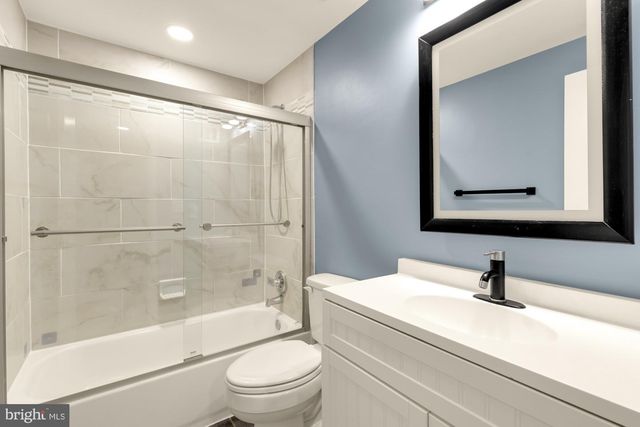 7945 FREEHOLLOW DR, Falls Church, VA 22042