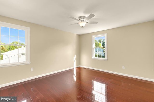 7945 FREEHOLLOW DR, Falls Church, VA 22042