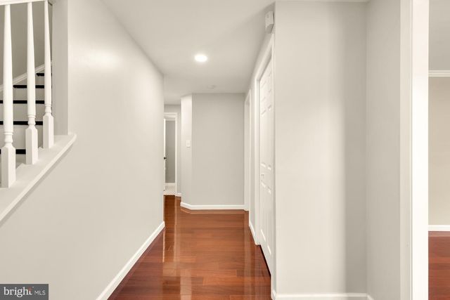 7945 FREEHOLLOW DR, Falls Church, VA 22042