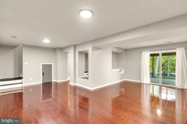 7945 FREEHOLLOW DR, Falls Church, VA 22042