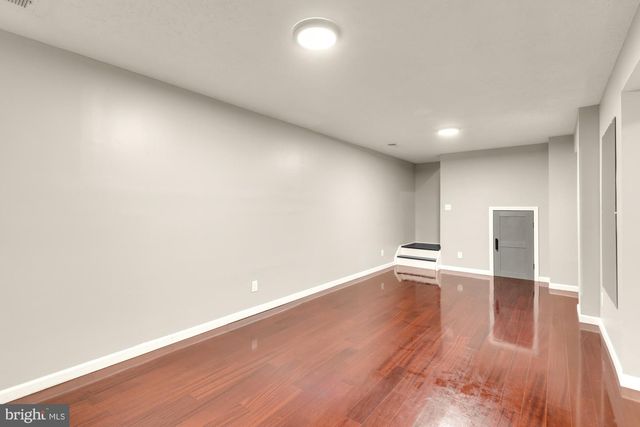 7945 FREEHOLLOW DR, Falls Church, VA 22042