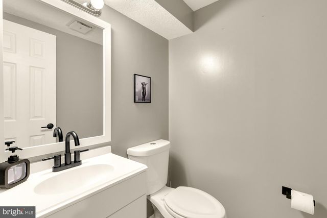 7945 FREEHOLLOW DR, Falls Church, VA 22042