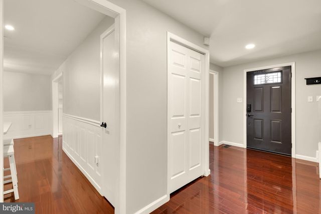 7945 FREEHOLLOW DR, Falls Church, VA 22042