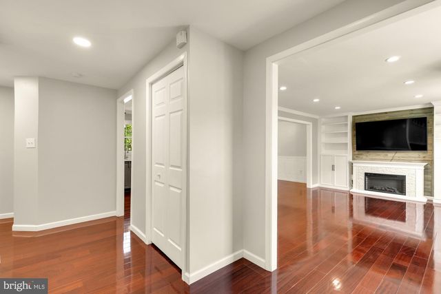 7945 FREEHOLLOW DR, Falls Church, VA 22042