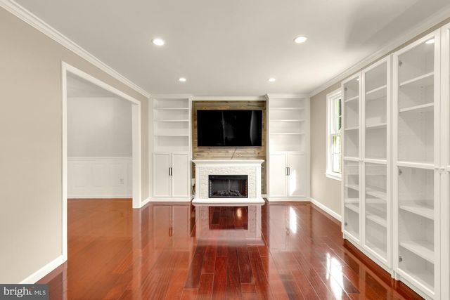 7945 FREEHOLLOW DR, Falls Church, VA 22042