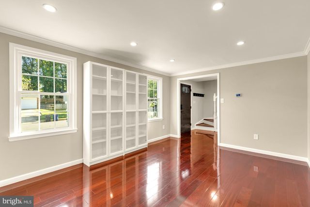7945 FREEHOLLOW DR, Falls Church, VA 22042