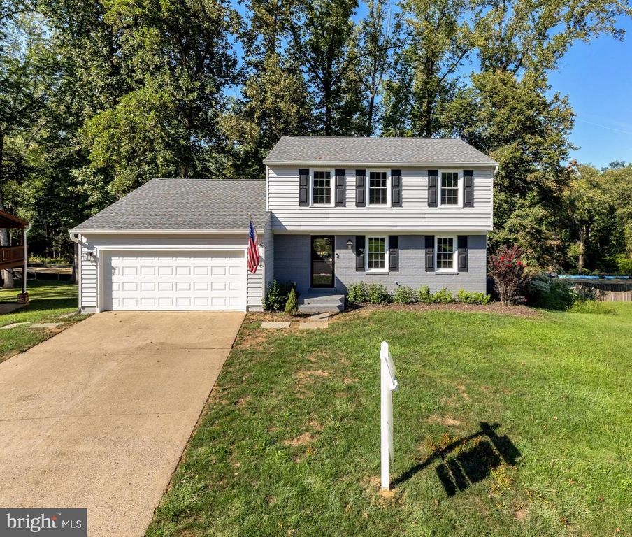 7945 FREEHOLLOW DR, Falls Church, VA 22042