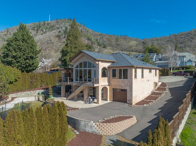 850 NE Tokay Heights, Grants Pass, OR 97526