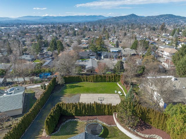 850 NE Tokay Heights, Grants Pass, OR 97526
