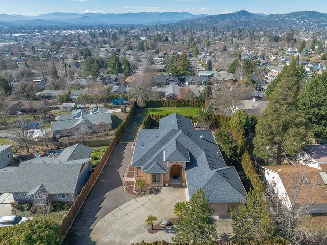 850 NE Tokay Heights, Grants Pass, OR 97526