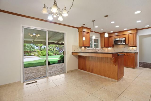 1077 Beyer Ln, Stockton, CA 95215