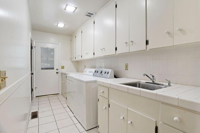 1077 Beyer Ln, Stockton, CA 95215