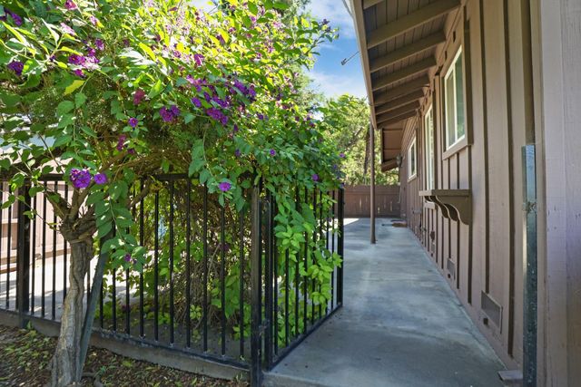 1077 Beyer Ln, Stockton, CA 95215