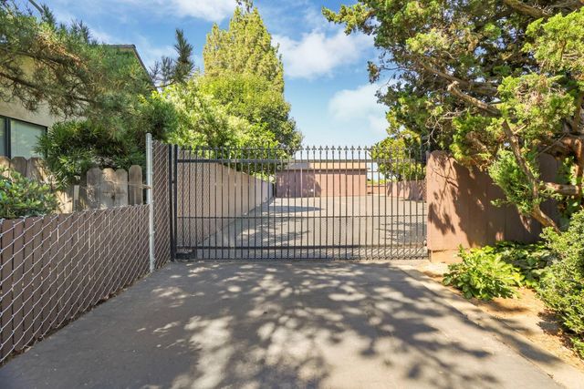1077 Beyer Ln, Stockton, CA 95215