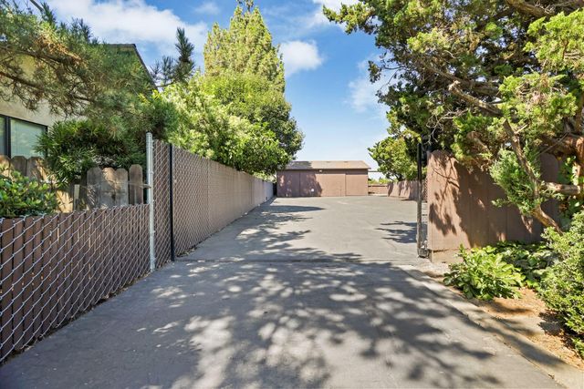 1077 Beyer Ln, Stockton, CA 95215