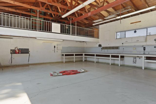 1077 Beyer Ln, Stockton, CA 95215