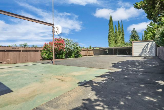 1077 Beyer Ln, Stockton, CA 95215