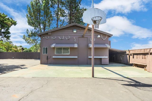 1077 Beyer Ln, Stockton, CA 95215
