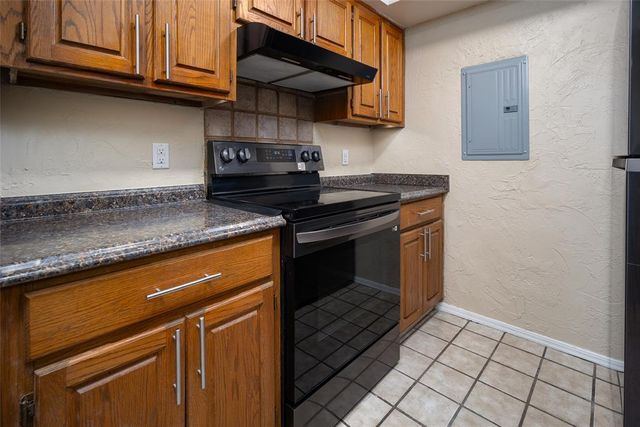 11120 Stratford Drive 214, Oklahoma City, OK 73120