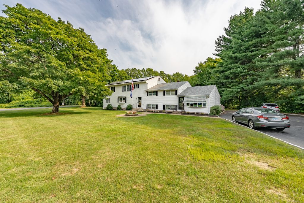 15 Roarke Road, North Haven, CT 06473