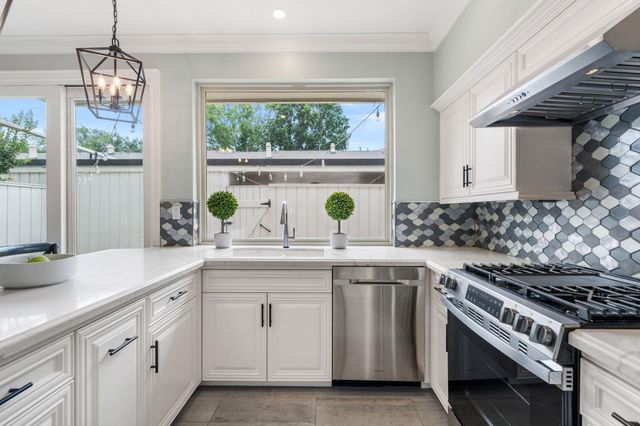 5913 Sugar Hill Drive 225, Houston, TX 77057