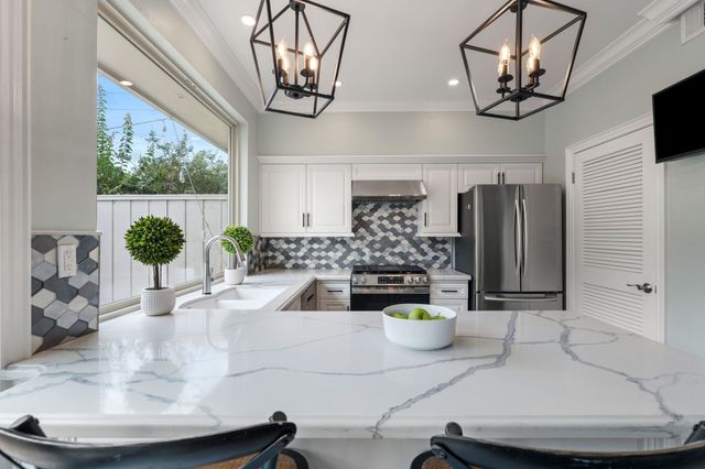 5913 Sugar Hill Drive 225, Houston, TX 77057
