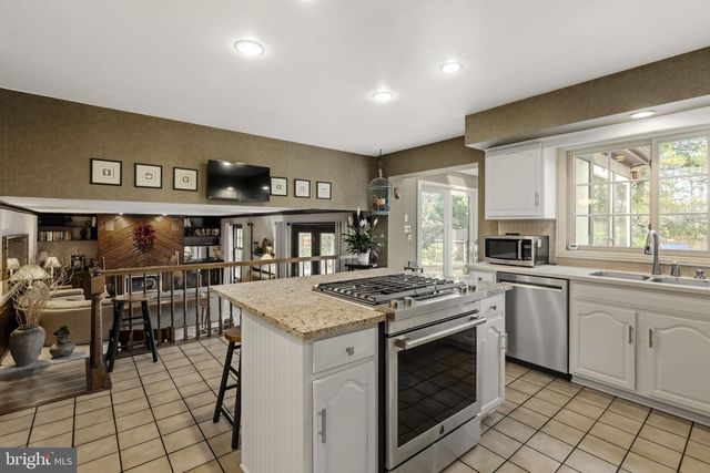 691 MARLOW DR, York, PA 17402