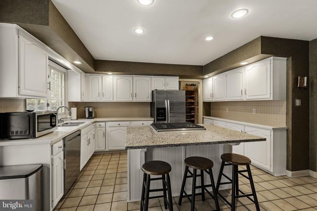 691 MARLOW DR, York, PA 17402