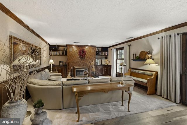 691 MARLOW DR, York, PA 17402