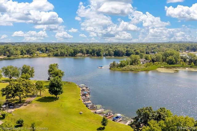 485 Rivard Boulevard, Waterford, MI 48327