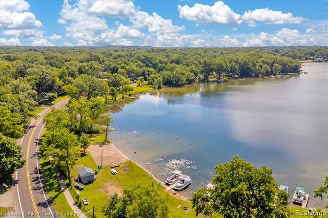 485 Rivard Boulevard, Waterford, MI 48327