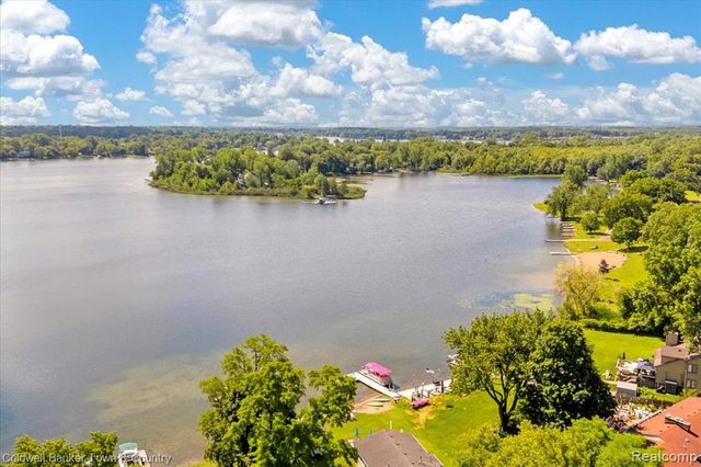 485 Rivard Boulevard, Waterford, MI 48327