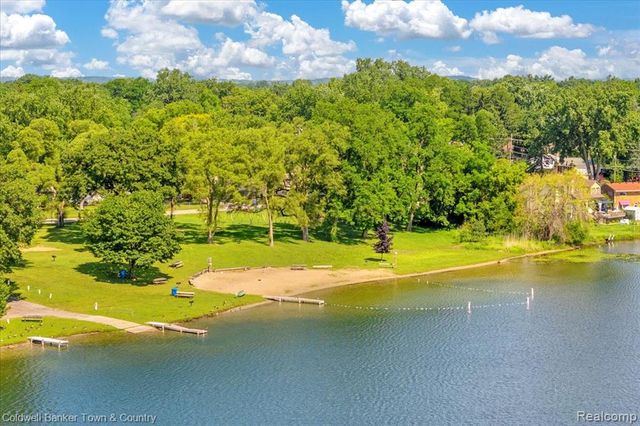 485 Rivard Boulevard, Waterford, MI 48327