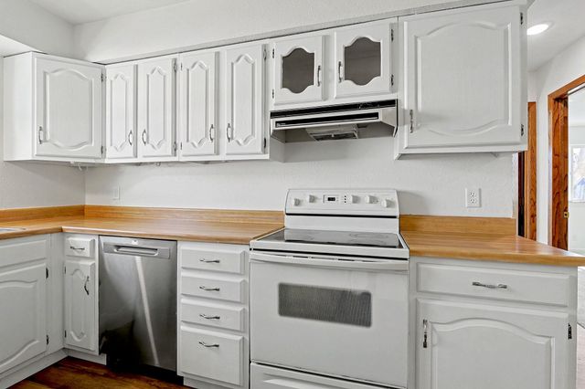 8721 E Lockmoor Cir, Wichita, KS 67207