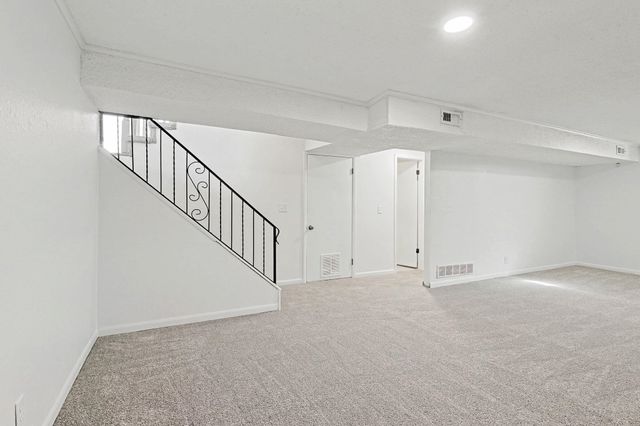 8721 E Lockmoor Cir, Wichita, KS 67207