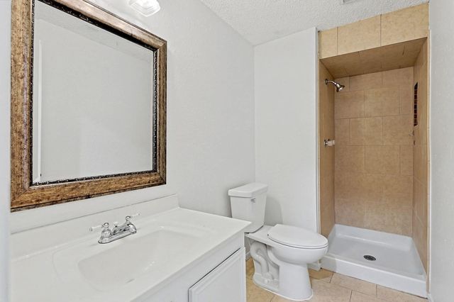 8721 E Lockmoor Cir, Wichita, KS 67207